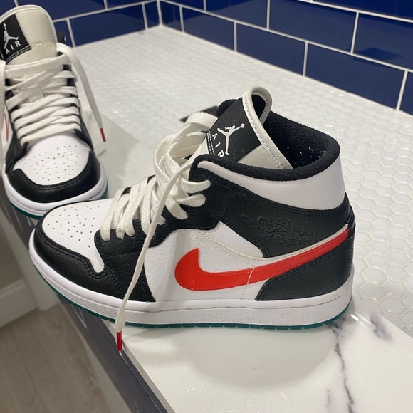 Jordan 1 Mid - Picture 6 of 9